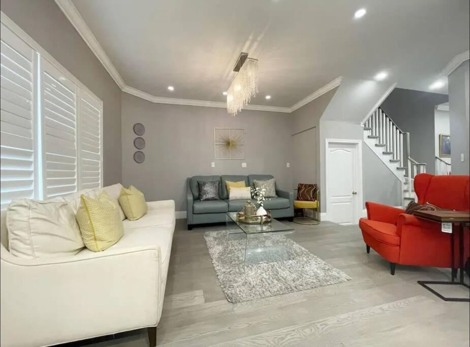 מיסיסאוגה Elegant & Luxurious 3 Bedroom Home מראה חיצוני תמונה
