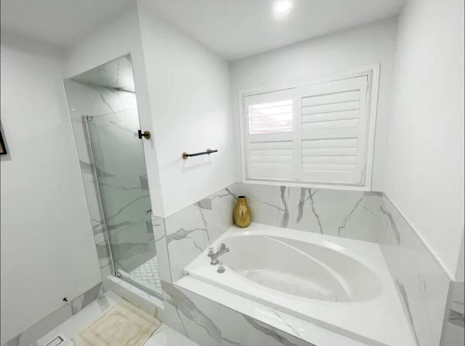 מיסיסאוגה Elegant & Luxurious 3 Bedroom Home מראה חיצוני תמונה