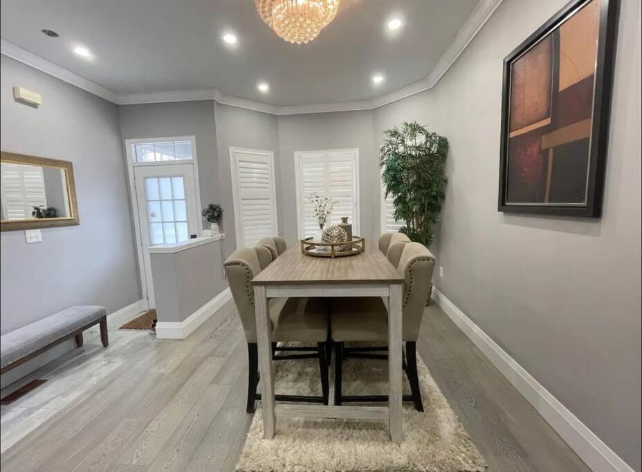מיסיסאוגה Elegant & Luxurious 3 Bedroom Home מראה חיצוני תמונה