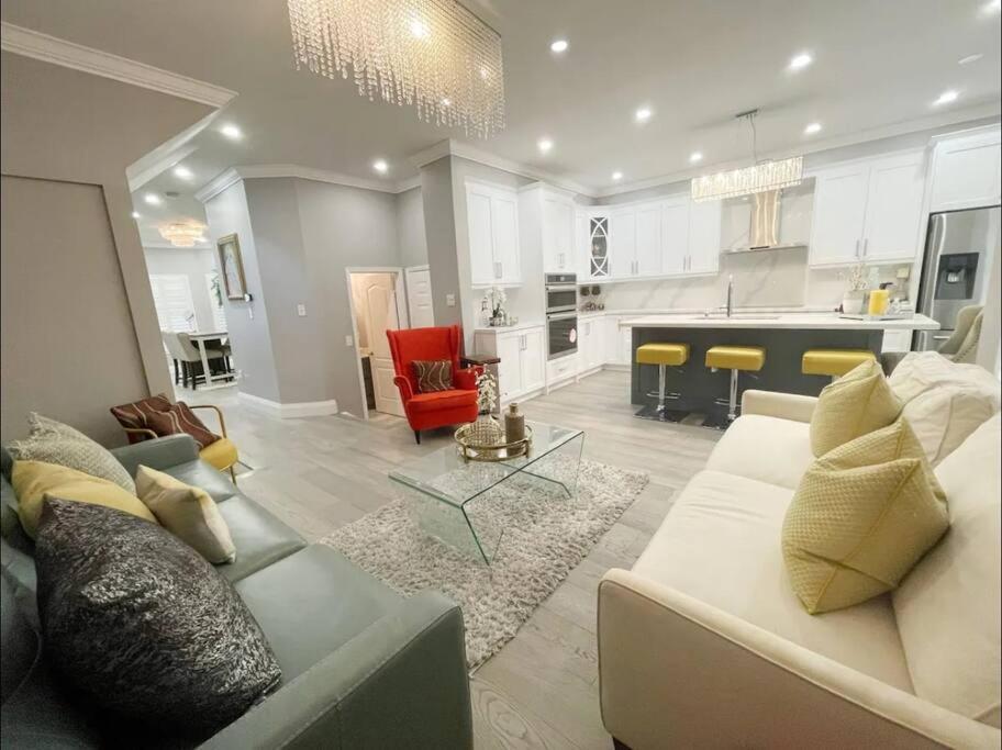 מיסיסאוגה Elegant & Luxurious 3 Bedroom Home מראה חיצוני תמונה